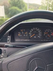 Image 14/29 of Mercedes-Benz E 200 (1995)