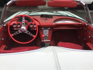 Image 18/25 of Chevrolet Corvette (1962)