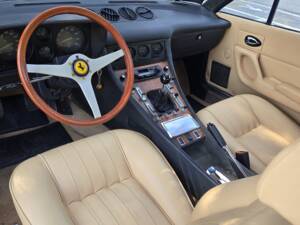 Image 40/77 of Ferrari 365 GT4 2+2 (1975)