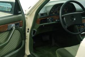Bild 37/50 von Mercedes-Benz 280 SE (1984)