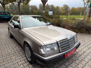 Bild 8/21 von Mercedes-Benz 300 CE (1988)