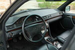 Obraz 28/49 pojazdu Mercedes-Benz 320 E (1993)