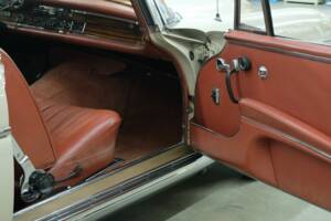 Image 34/50 of Mercedes-Benz 300 SE (1966)