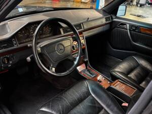 Bild 38/54 von Mercedes-Benz 300 TD Turbo (1993)