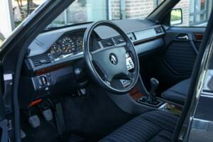Image 3/50 of Mercedes-Benz 200 E (1992)