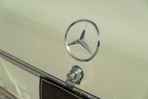 Image 18/50 of Mercedes-Benz 200 (1966)