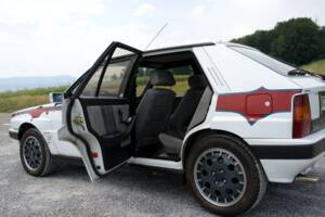 Image 38/47 of Lancia Delta HF Integrale (1988)