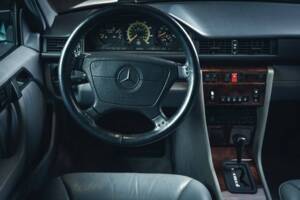 Image 12/15 of Mercedes-Benz E 420 (1995)