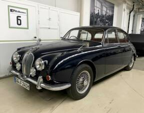 Image 3/22 of Jaguar 240 (1968)