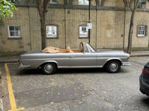 Bild 22/50 von Mercedes-Benz 220 SE b (1966)