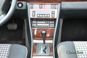 Bild 43/50 von Mercedes-Benz E 200 (1994)