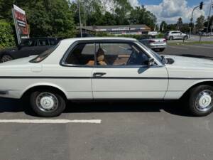 Image 2/6 of Mercedes-Benz 230 CE (1983)