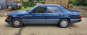 Image 2/8 of Mercedes-Benz 230 E (1989)