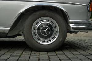 Image 17/95 of Mercedes-Benz 280 SE 3,5 (1970)
