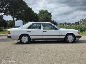 Afbeelding 6/42 van Mercedes-Benz 300 E (1986)