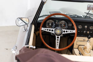 Image 12/35 de Jaguar E-Type (1968)