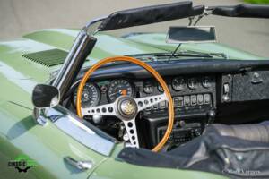 Image 30/60 de Jaguar E-Type (1969)