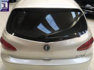 Image 11/49 de Alfa Romeo 147 3.2 GTA (2004)
