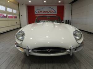 Image 2/15 de Jaguar E-Type (1968)