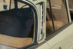 Bild 15/50 von Mercedes-Benz 200 (1966)