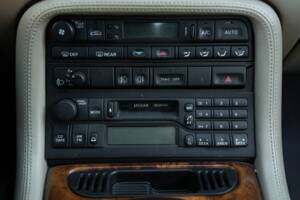 Image 34/50 of Jaguar XK8 4.0 (1998)