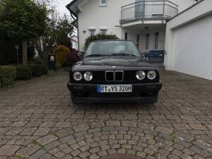Bild 1/16 von BMW 320i (1991)