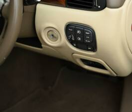 Image 29/50 of Jaguar XJ 8 4.2 (2007)