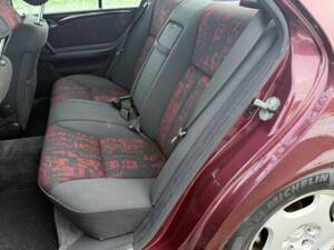 Bild 6/14 von Mercedes-Benz E 200 (1996)