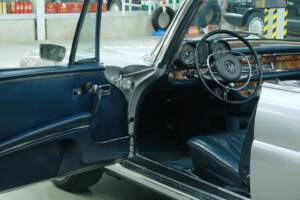 Image 20/50 of Mercedes-Benz 280 SE 3,5 (1970)