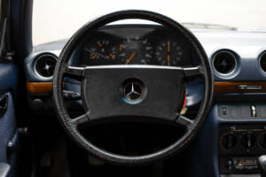 Image 14/25 of Mercedes-Benz 300 D (1985)