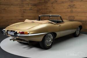 Image 14/18 de Jaguar E-Type (1967)