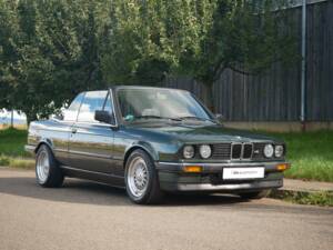 Bild 25/25 von BMW 320i (1990)