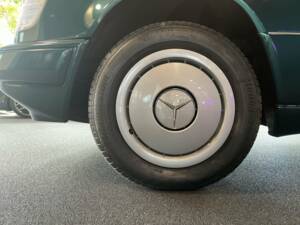 Bild 13/21 von Mercedes-Benz E 200 (1996)
