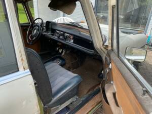 Image 18/32 of Mercedes-Benz 200 D Universal (1966)