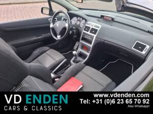 Bild 19/23 von Peugeot 307 CC 2.0i (2005)