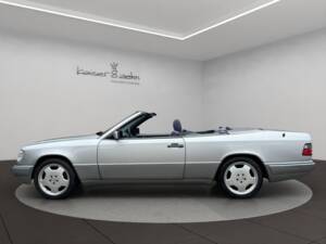 Image 2/21 de Mercedes-Benz E 200 (1995)