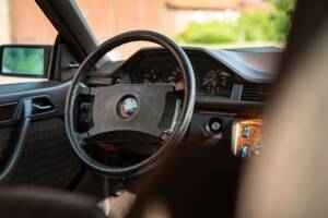Immagine 28/73 di Mercedes-Benz 300 CE (1991)