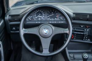 Image 29/99 of BMW 320i (1989)