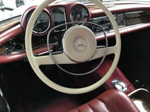 Image 23/38 de Mercedes-Benz 280 SE (1967)