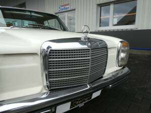 Image 18/20 of Mercedes-Benz 220 D (1972)