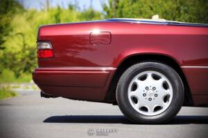 Bild 24/79 von Mercedes-Benz E 220 (1996)