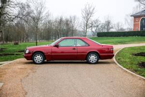 Immagine 8/47 di Mercedes-Benz E 220 (1995)