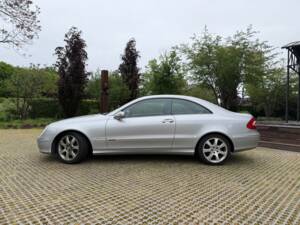 Image 2/27 of Mercedes-Benz CLK 320 (2002)