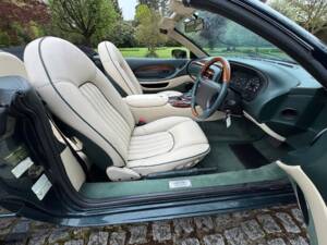 Image 36/44 of Aston Martin DB 7 Volante (1998)