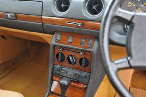 Image 25/33 of Mercedes-Benz 230 CE (1985)