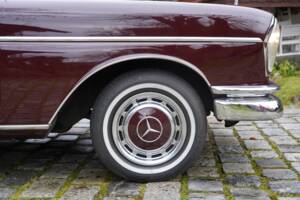 Image 8/18 of Mercedes-Benz 300 SE (1964)
