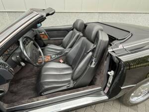 Image 24/50 of Mercedes-Benz 500 SL (1991)