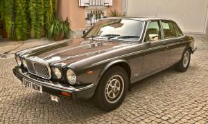 Image 1/50 of Jaguar XJ 12 (1988)