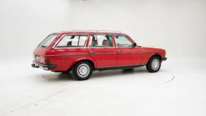 Image 2/15 of Mercedes-Benz 300 TD (1980)