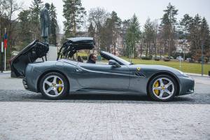 Image 7/28 of Ferrari California (2011)